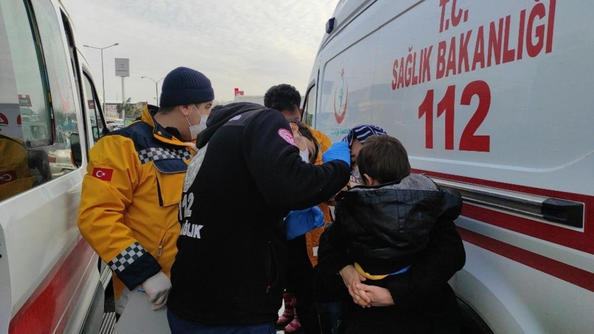 İki otomobil kafa kafaya &ccedil;arpıştı: 1&rsquo;i &ccedil;ocuk 2 yaralı