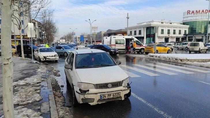 İki otomobil kafa kafaya çarpıştı: 1’i çocuk 2 yaralı G3