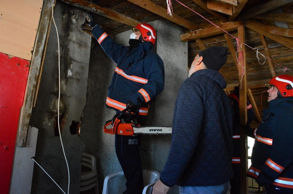 Bacada &ccedil;ıkan yangın itfaiye ekiplerince s&ouml;nd&uuml;r&uuml;ld&uuml;