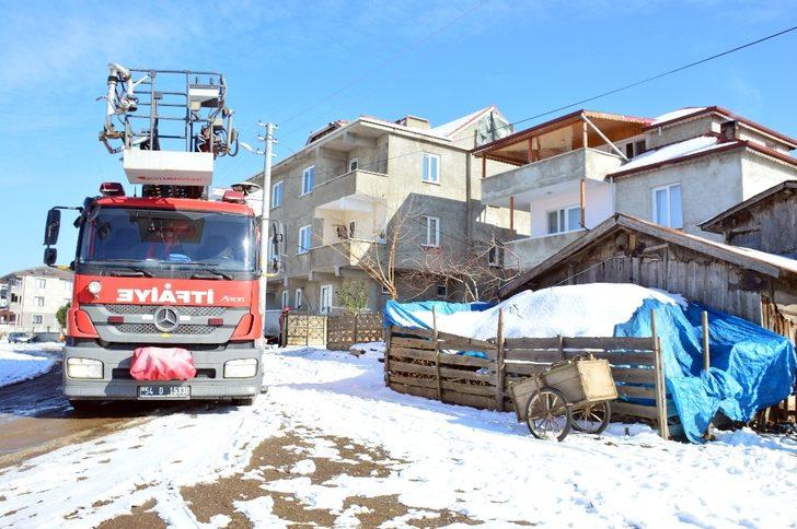 Bacada çıkan yangın itfaiye ekiplerince söndürüldü G3