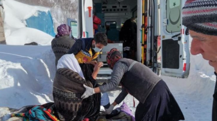 Ağrı'da 75 yaşındaki hasta, kızakla ambulansa taşındı