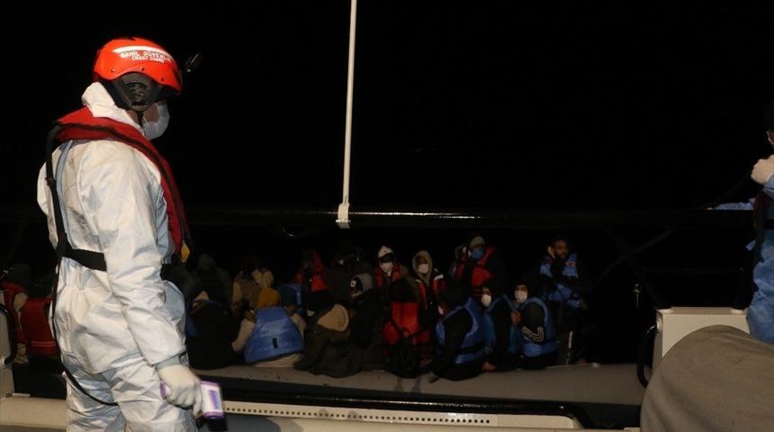 Ayvalık a&ccedil;ıklarında lastik botları arızalanan 38 sığınmacı kurtarıldı