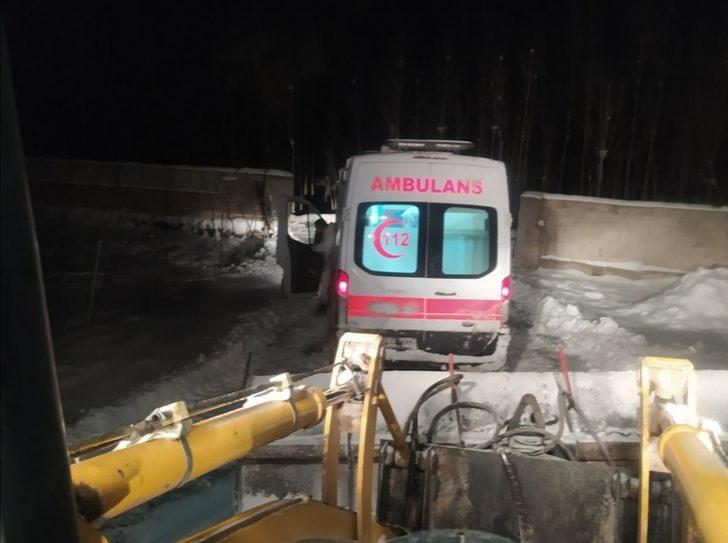 Van'da yolu kardan kapanan mahalledeki hastanın yardımına belediye yetişti G2