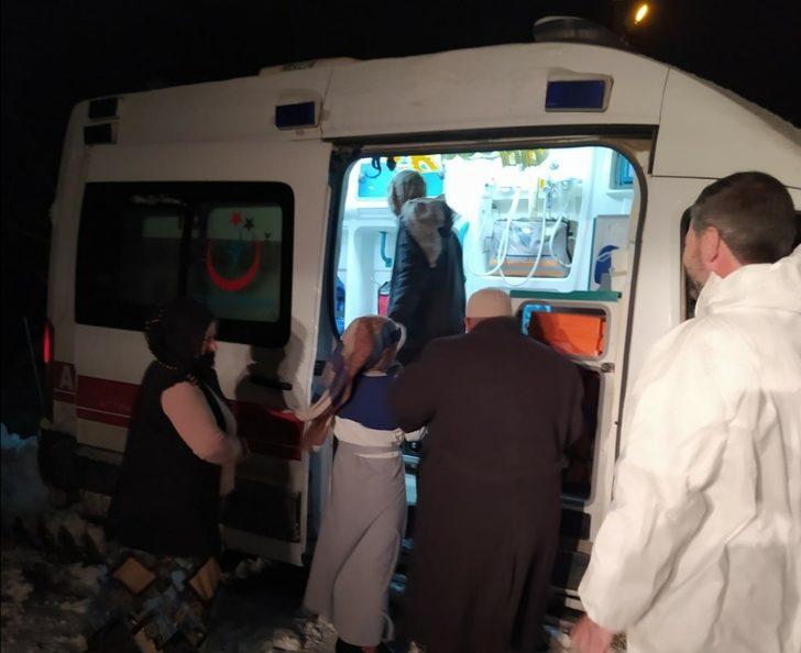 Van'da yolu kardan kapanan mahalledeki hastanın yardımına belediye yetişti G3