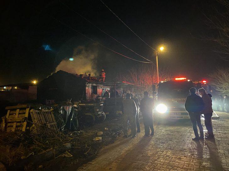 İzmir'de çıkan yangında müstakil ev kullanılamaz hale geldi G2