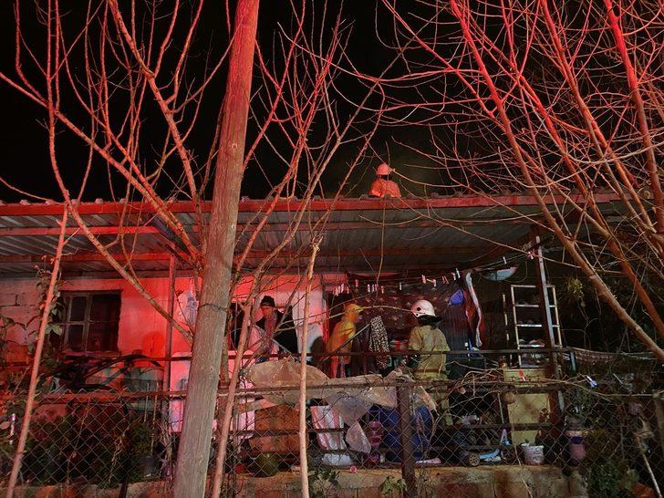 İzmir'de çıkan yangında müstakil ev kullanılamaz hale geldi G3