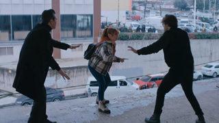 Sadakatsiz 14. son bölüm final sahnesi! Sadakatsiz'de inşaattan düşen kişi Volkan mı Selçuk mu?