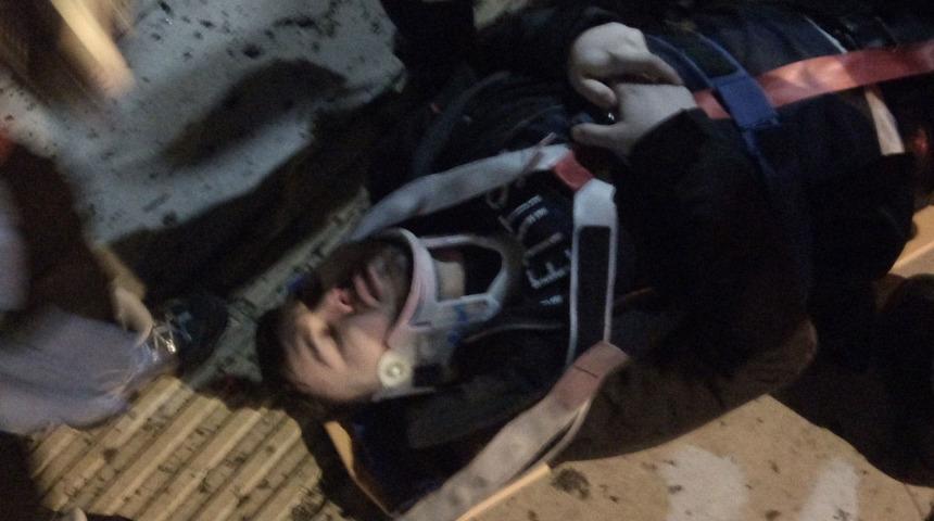 İzmir'de hafif ticari araç takla atarak tramvay yoluna uçtu: 2 yaralı