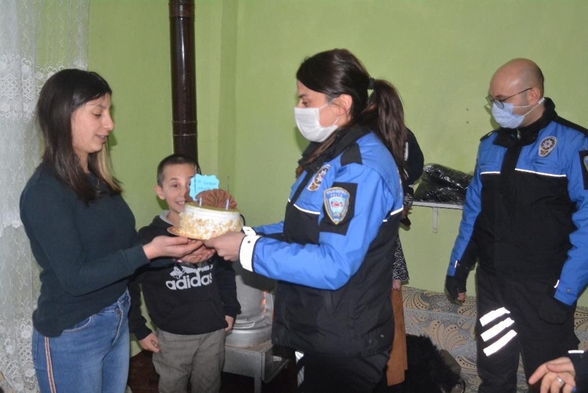 Hakkari polisinden Melek&rsquo;e doğum g&uuml;n&uuml; s&uuml;rprizi