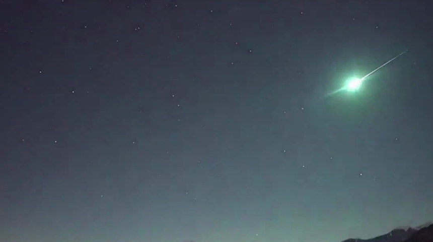 Atmosfere girince ateş topuna dönüşen göktaşı Japonya'da gökyüzünü aydınlattı