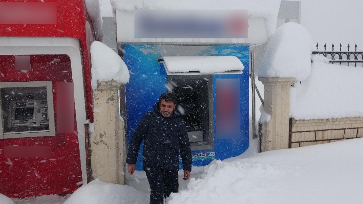 Bitlis&rsquo;te vatandaşların ATM&rsquo;de para &ccedil;ekme &ccedil;ilesi