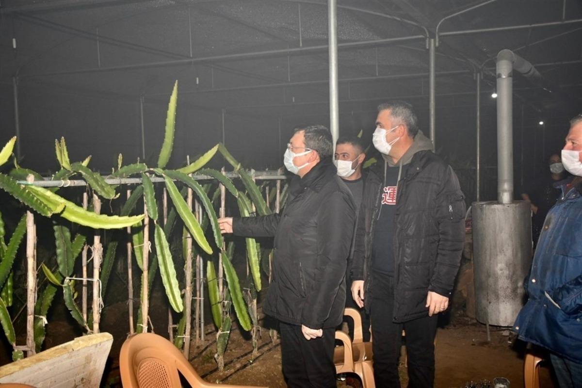 Kaymakam Şahin sera n&ouml;beti tutan &uuml;reticileri yalnız bırakmadı