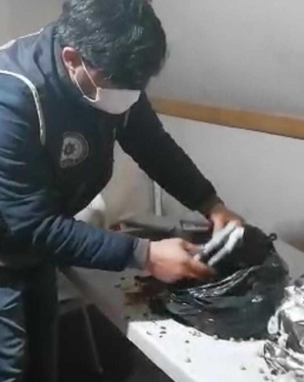 Gıda paketinden ka&ccedil;ak cep telefonu &ccedil;ıktı