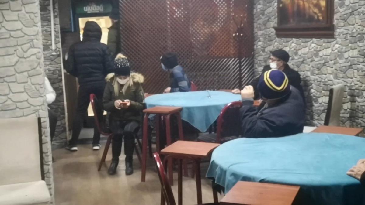 Bursa&rsquo;da kısıtlamada alkoll&uuml; kumar oyununa polis baskını