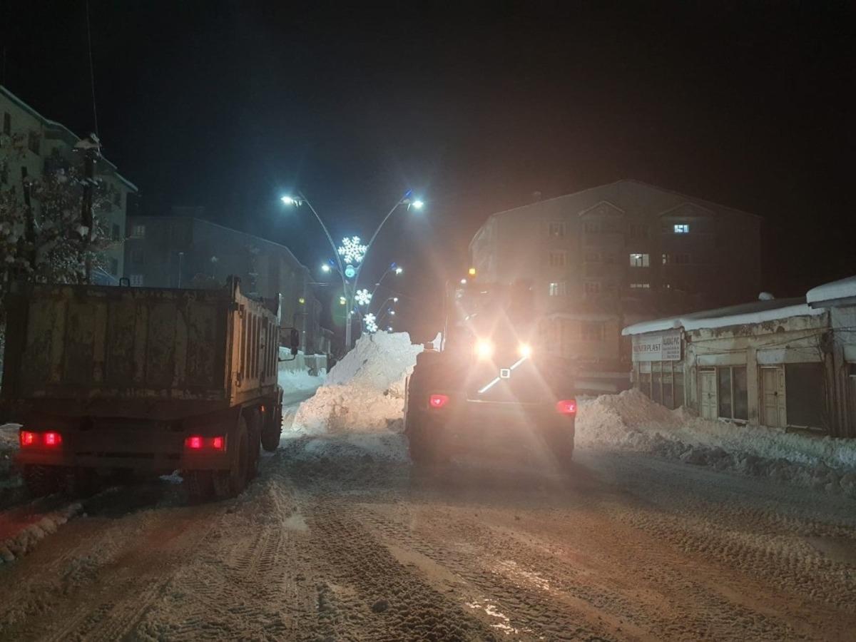 Ağrı&rsquo;da kar temizleme &ccedil;alışmaları gece boyu devam etti