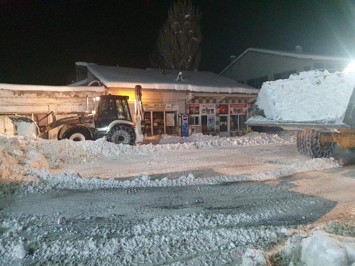 Ağrı’da kar temizleme çalışmaları gece boyu devam etti G3