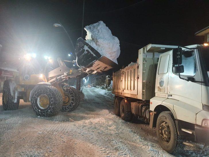 Ağrı’da kar temizleme çalışmaları gece boyu devam etti G4