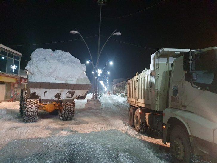 Ağrı’da kar temizleme çalışmaları gece boyu devam etti G5