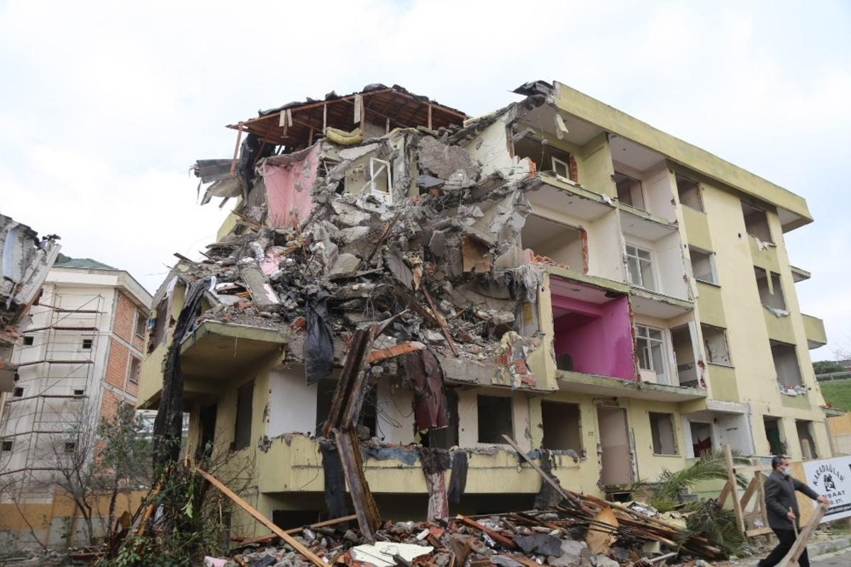 B&uuml;y&uuml;k&ccedil;ekmece&rsquo;de risk taşıyan 3 bina daha yıkıldı