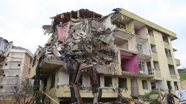 Büyükçekmece’de risk taşıyan 3 bina daha yıkıldı