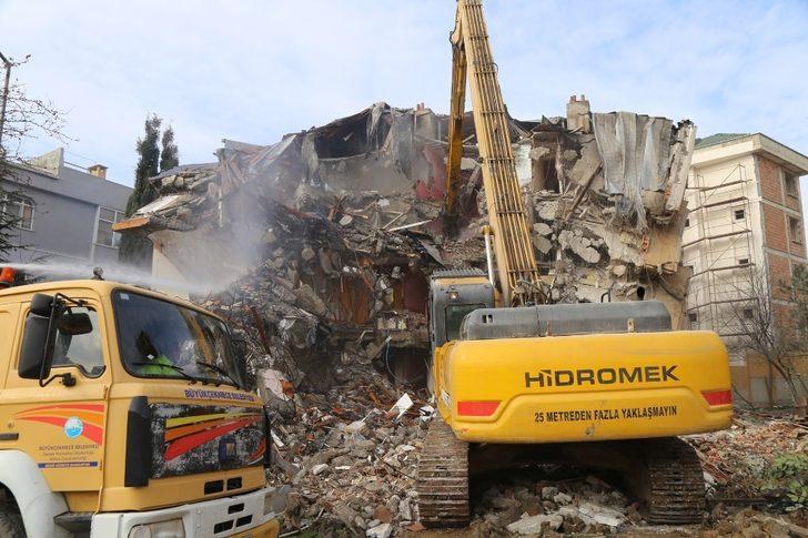 Büyükçekmece’de risk taşıyan 3 bina daha yıkıldı G2