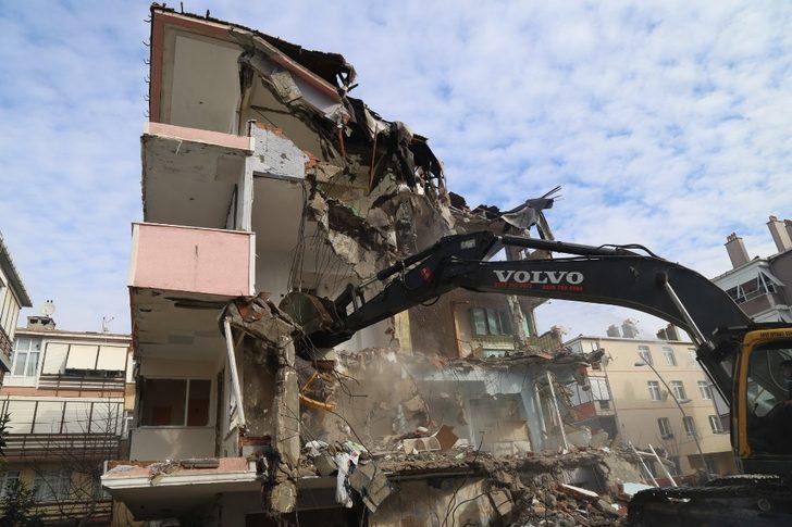 Büyükçekmece’de risk taşıyan 3 bina daha yıkıldı G3