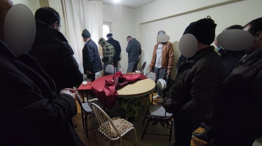 Ev kiralayıp, kumar oynadılar