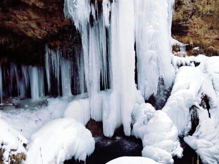 Bayburt’ta Sırakayalar Şelalesi buz tuttu G2