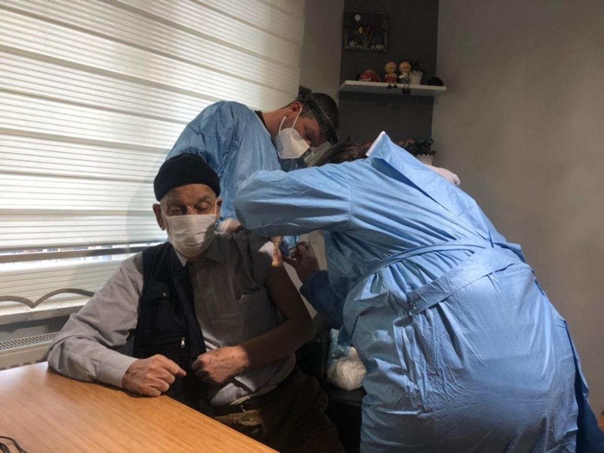 Dursunbey Belediyesi Sevgi Evi sakinleri aşılandı