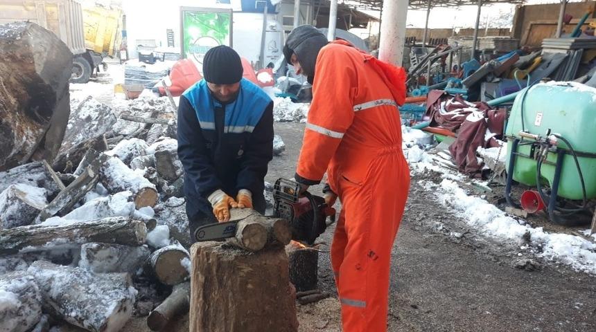 Başiskele&rsquo;de ihtiya&ccedil; sahiplerine yakacak dağıtılıyor