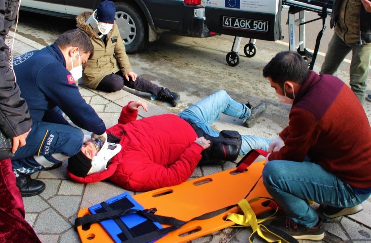 Yolun karşısına ge&ccedil;mek isteyen kadına motosiklet &ccedil;arptı: 2 yaralı