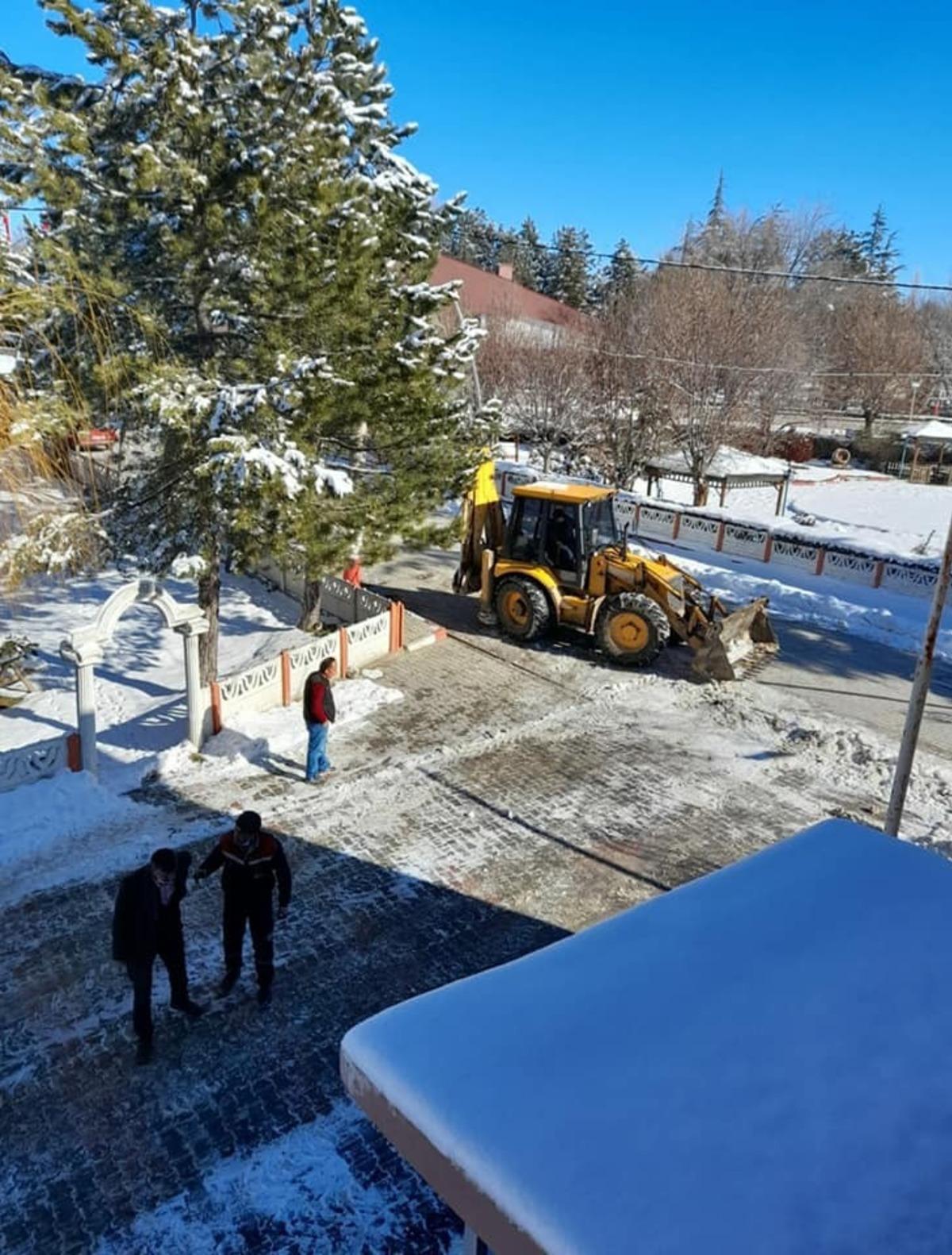 Dumlupınar&rsquo;da kar ve buz ile m&uuml;cadele