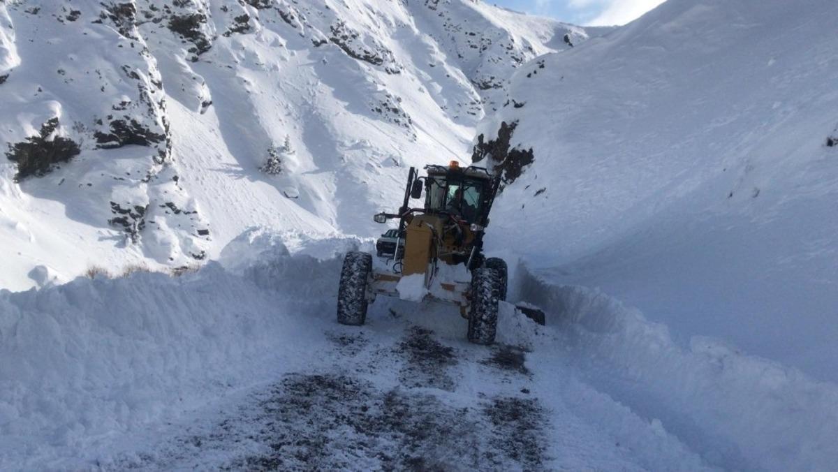 Doğu&rsquo;da kar ve tipiden kapanan yollar a&ccedil;ılıyor
