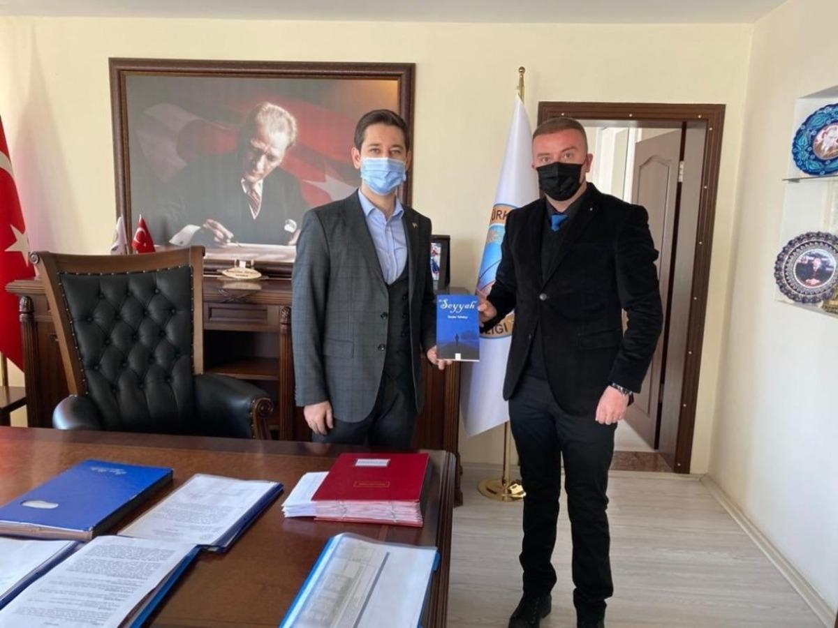 Kayamakama kendi yazdığı kitabı hediye etti