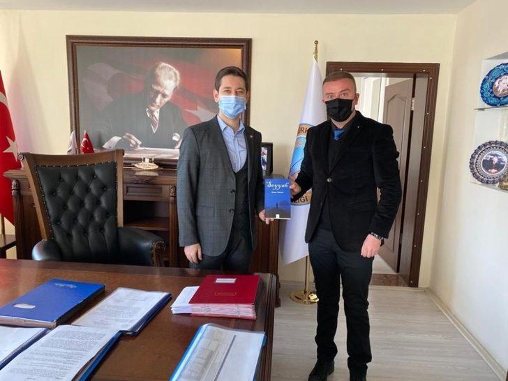 Kayamakama kendi yazdığı kitabı hediye etti G1