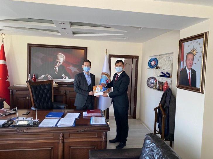 Kayamakama kendi yazdığı kitabı hediye etti G2