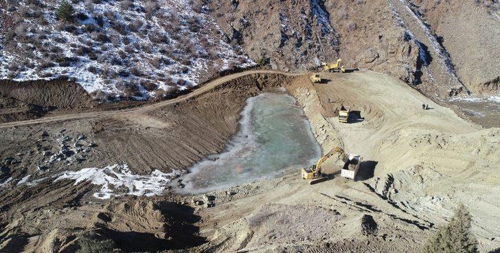 Büyükşehir kar kış demeden gölet yapımına devam ediyor G2