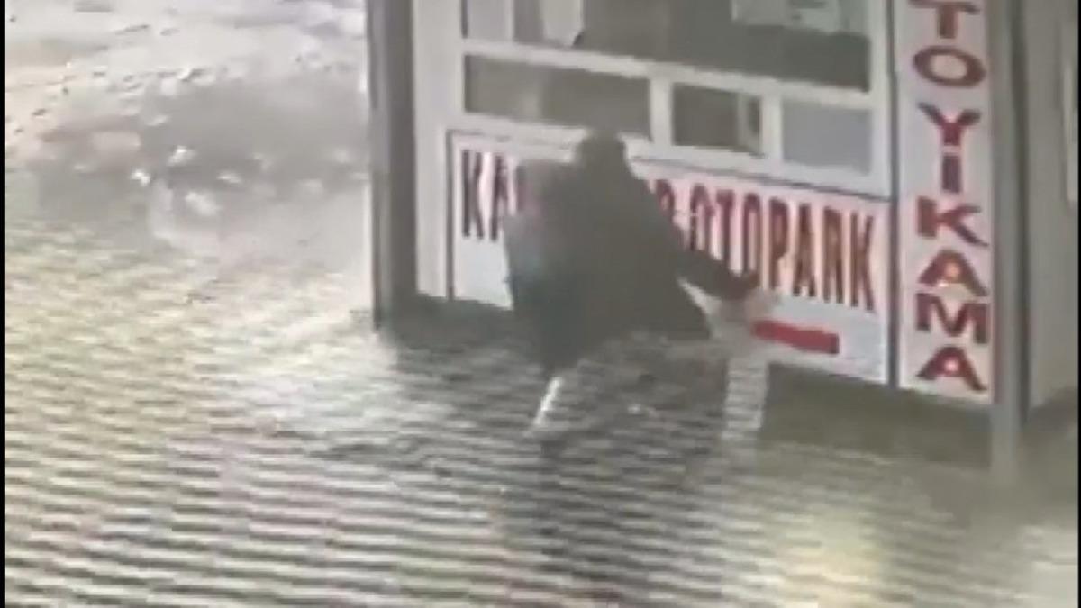 Bursa&rsquo;da buzlu yolda kayarak d&uuml;şen baba kucağındaki &ccedil;ocuğunu b&ouml;yle korudu