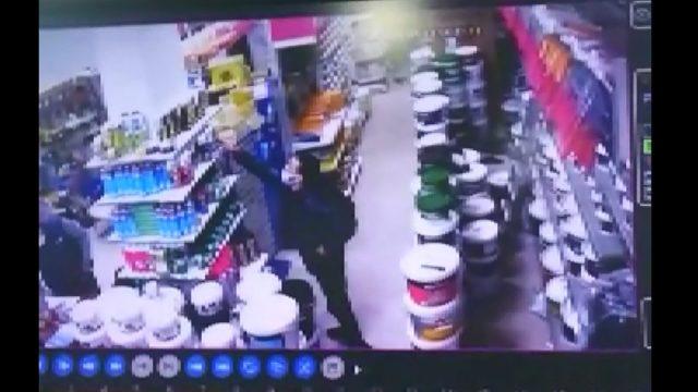 Gaziosmanpaşa'da garip hırsızlık kamerada! Önce çaldı sonra iade edip parasını aldı