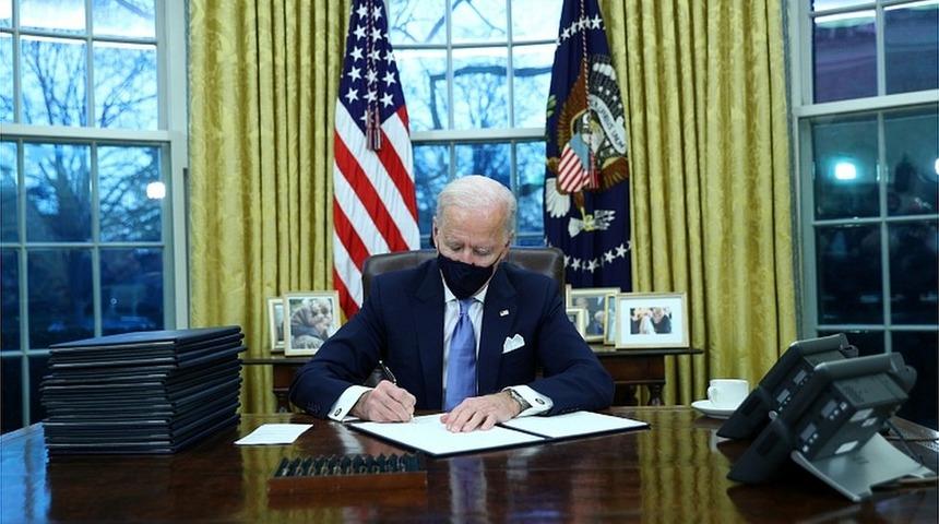 Biden, mesaideki ilk g&uuml;n&uuml;nde Trump politikalarını geri &ccedil;eviren 15 kararname imzaladı