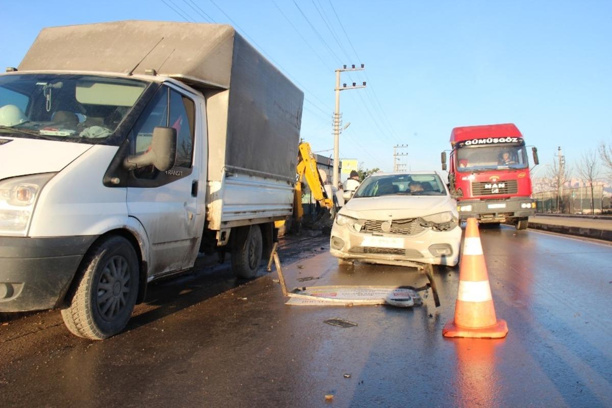 Yolda doğalgaz &ccedil;alışması yapan iş&ccedil;ilere otomobil &ccedil;arptı: 3 yaralı