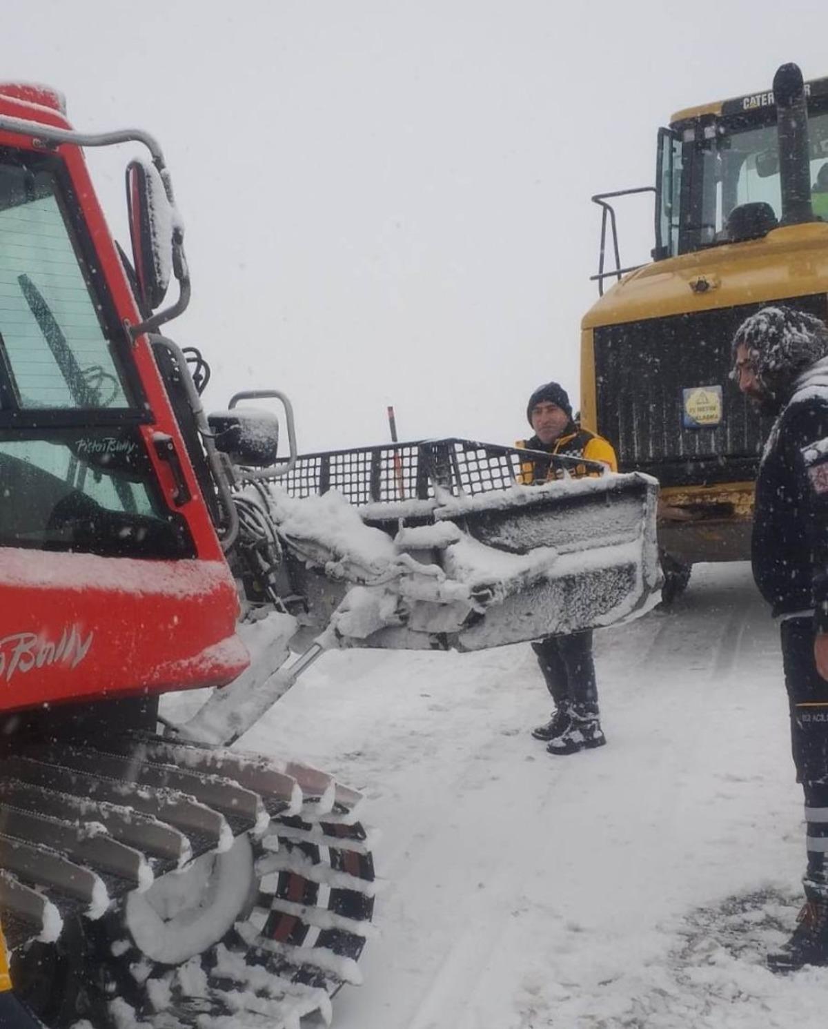 Hasta almaya giden paletli ambulans mahsur kaldığı yerden kurtarıldı