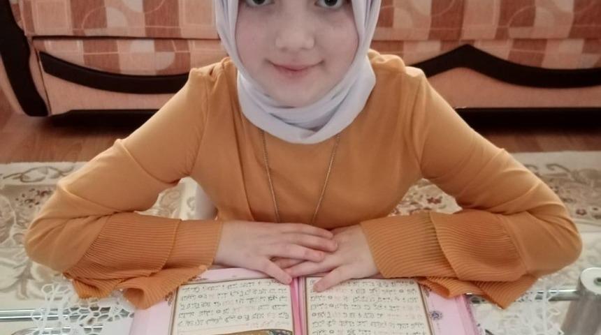 11 yaşındaki kız çocuğu 6 ayda uzaktan eğitimle hafız oldu