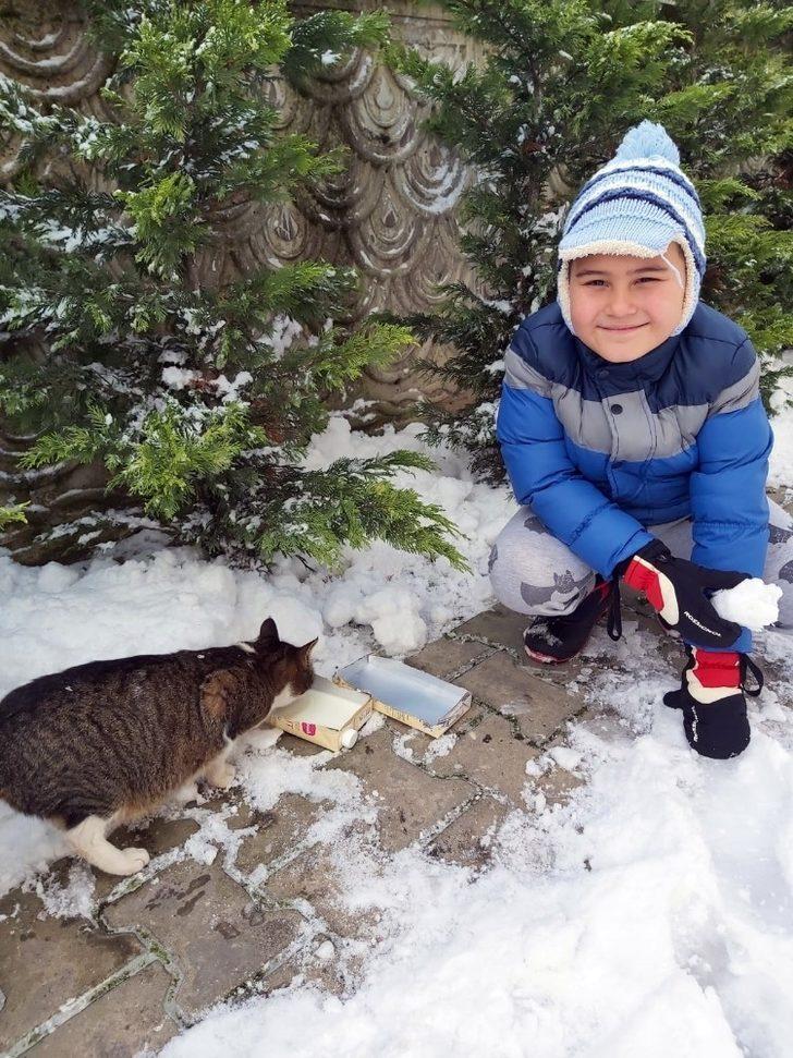 Karlı havada sokak hayvanlarını minik elleriyle beslediler G5