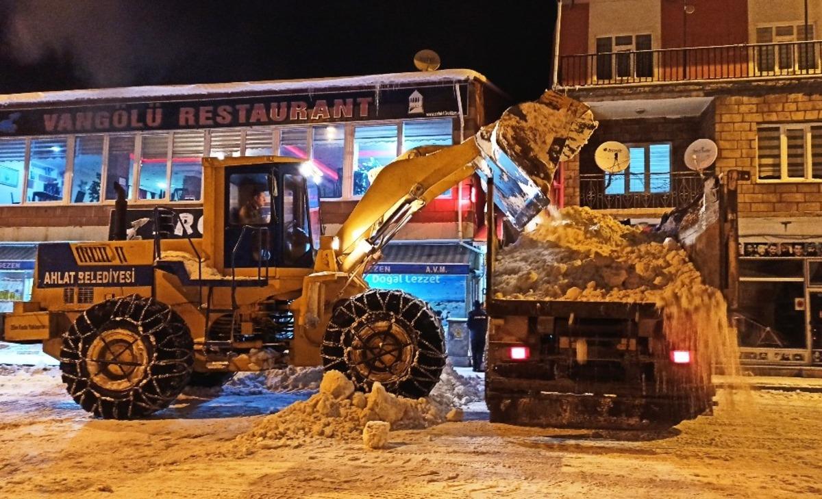 Ahlat&rsquo;ta eksi 10 derecede karla m&uuml;cadele &ccedil;alışması