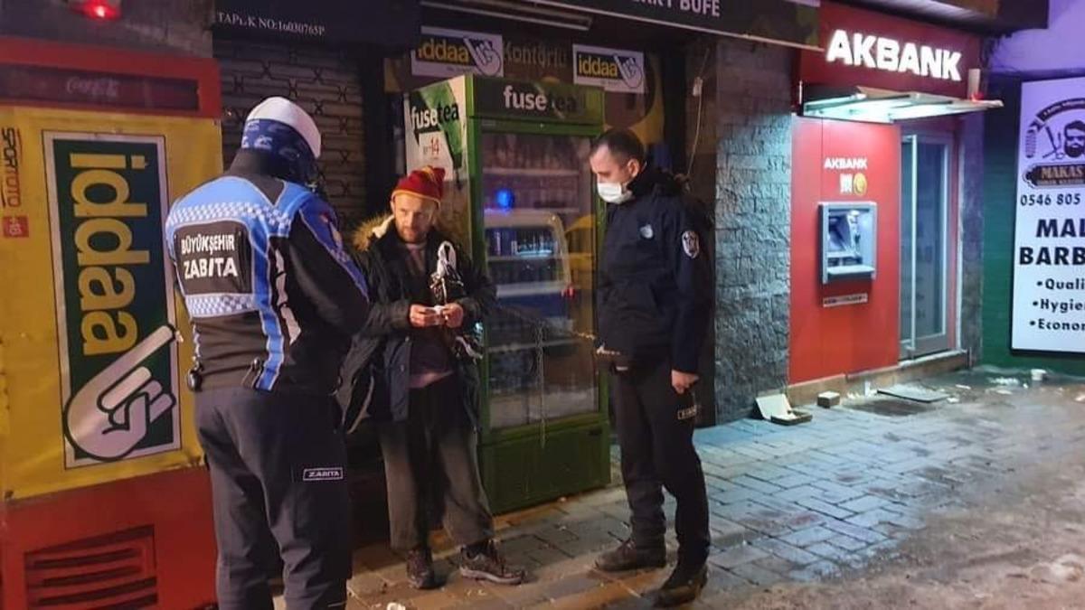 Bursa&rsquo;da donmak &uuml;zere olan engelli adamı zabıta ekipleri kurtardı