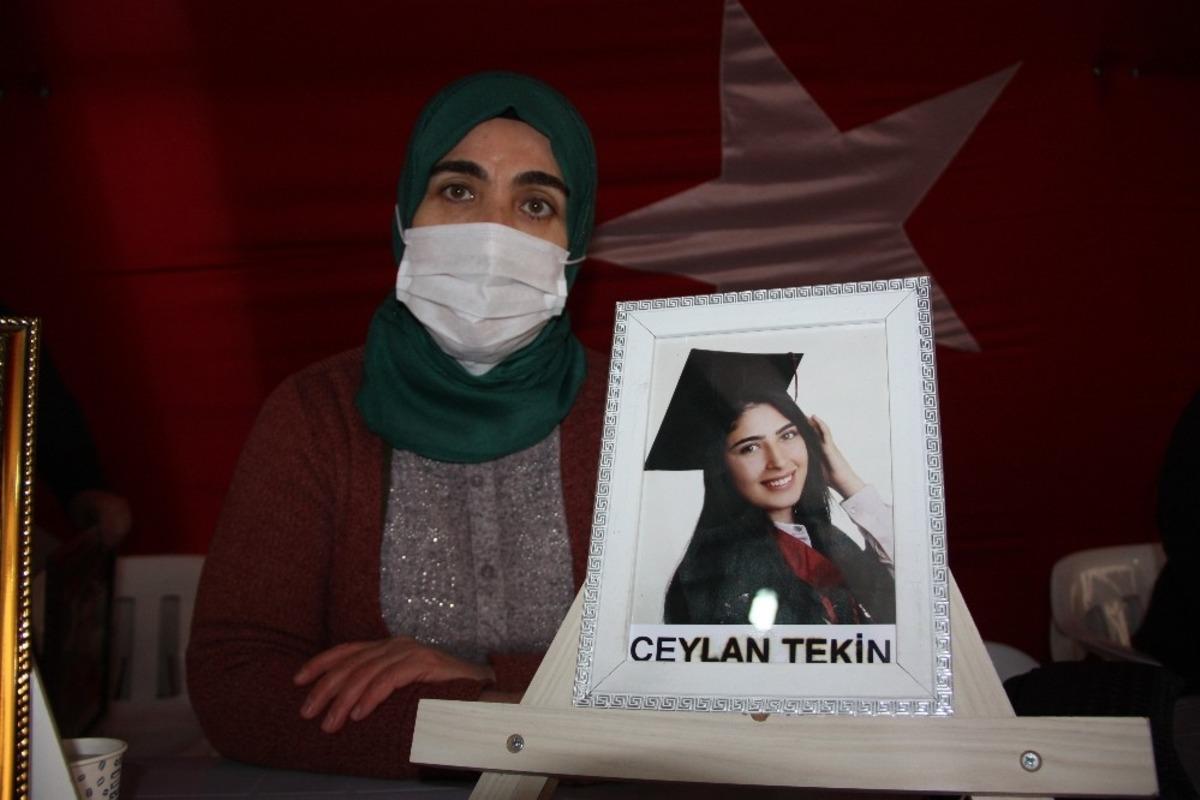 Dondurucu soğukta evlatlarının yolunu g&ouml;zlemeye devam ediyorlar