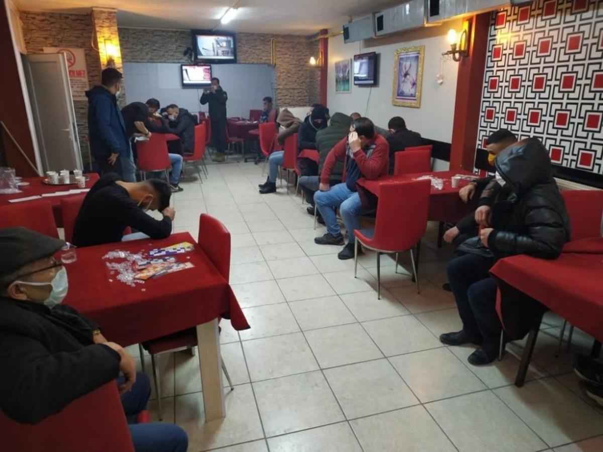 A&ccedil;ıldığı ilk g&uuml;n&uuml;nde kumar oynatılan derneğe baskın