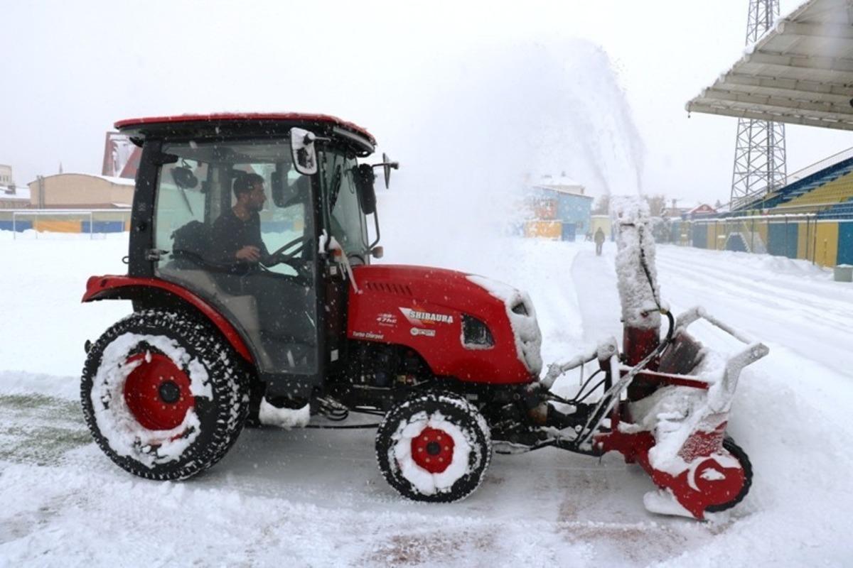 Vali L&uuml;tfi Yiyenoğlu Şehir Stadyumu&rsquo;nda kar mesaisi