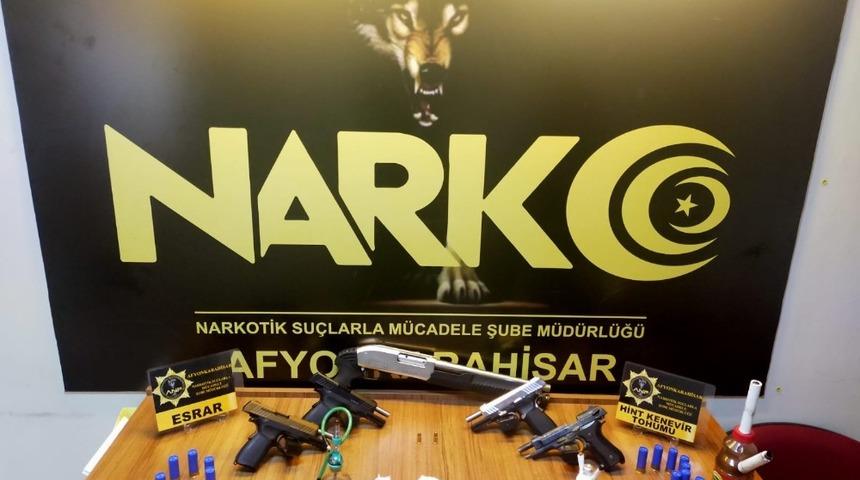 9 farklı adrese eş zamanlı uyuşturucu baskını: 8 g&ouml;zaltı